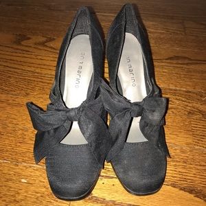 Black heels with bow